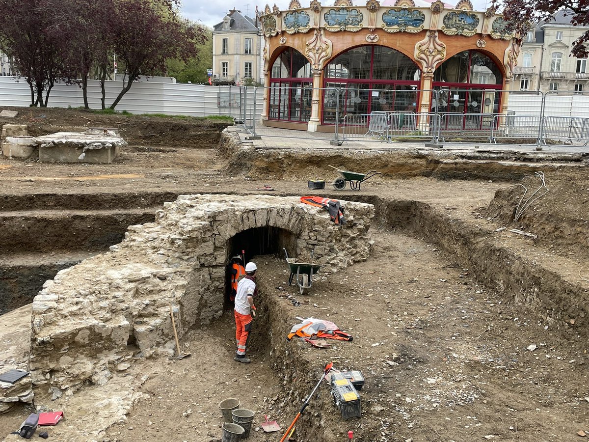 Coup de chapeau à notre service archéologique <a href="/Laval_la_Ville/">Laval la Ville</a> qui depuis janvier nous fait découvrir l’histoire de la place #11novembre. Fin de la mission à la mi-juillet .