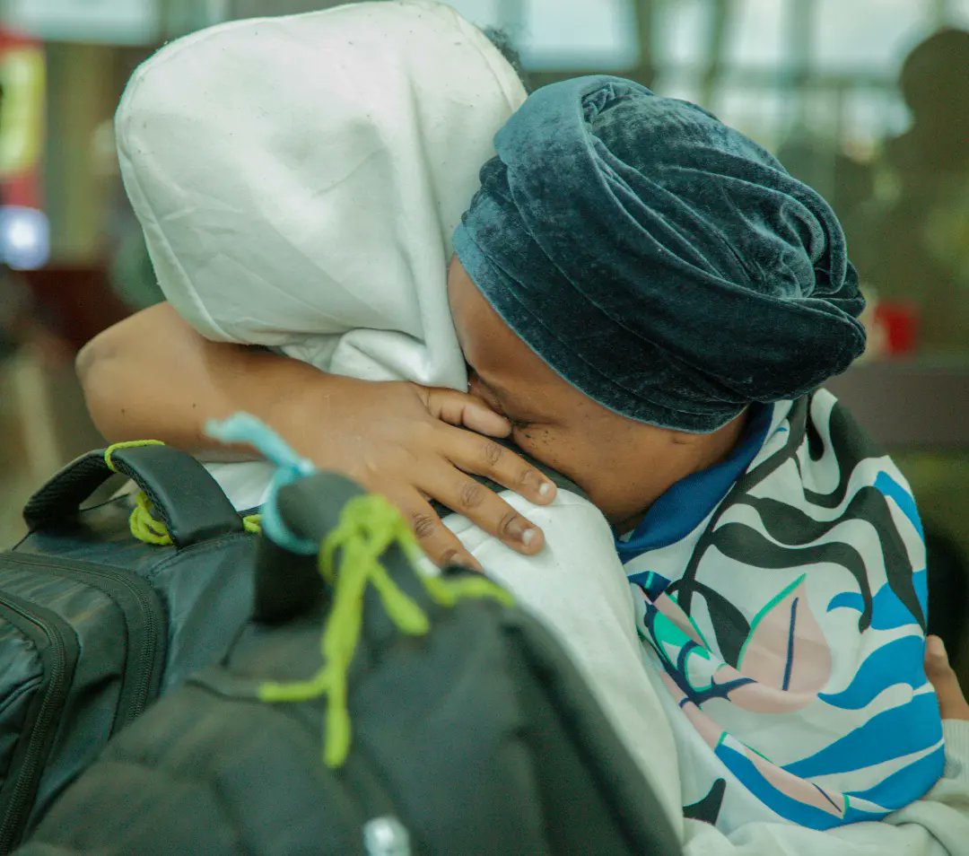 pichadunia's tweet photo. Mzazi akiwa amemkumbatia mtoto wake mara baada ya kuwasili Tanzania kutokea Nchini Sudan ambako mapigano makali yanaendelea kati ya Jeshi la nchi hiyo na askari kutoka Jeshi saidizi.

 📸 na @pichadunia https://t.co/Uba5AojbTF