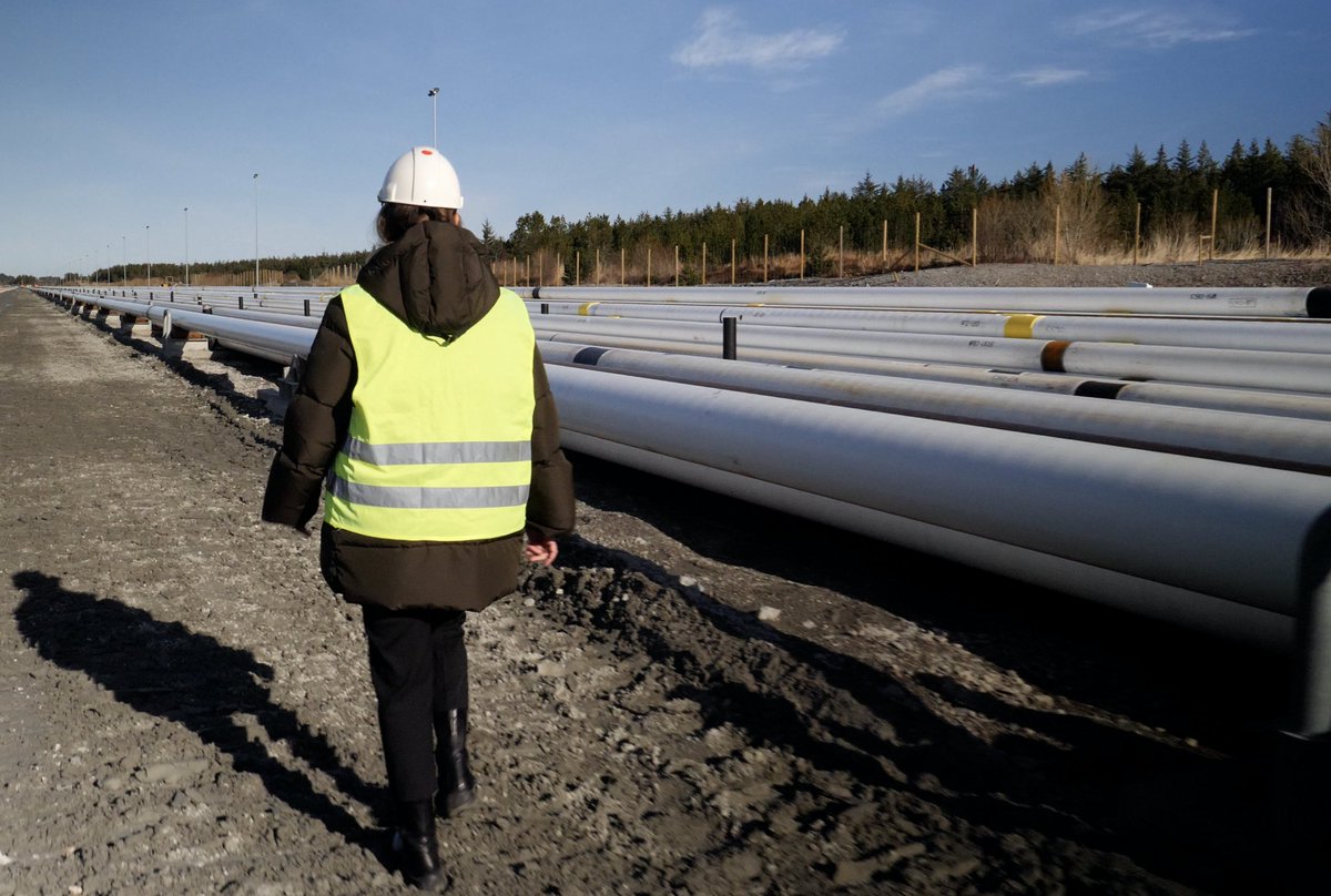 Tenaris's tweet image. If you’re looking for solutions for complex onshore and offshore #linepipe projects, our team is standing by! Presenting One Line™, an integrated service package that supports our line pipe customers worldwide with services from design to execution 👉 bit.ly/44bBbX2