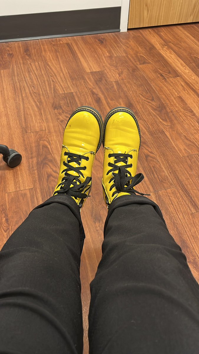 luaramai's tweet photo. Además dijo que parecía patito de goma por mi outfit, que debería estar en un charquito… https://t.co/sLrc9ZsCmq