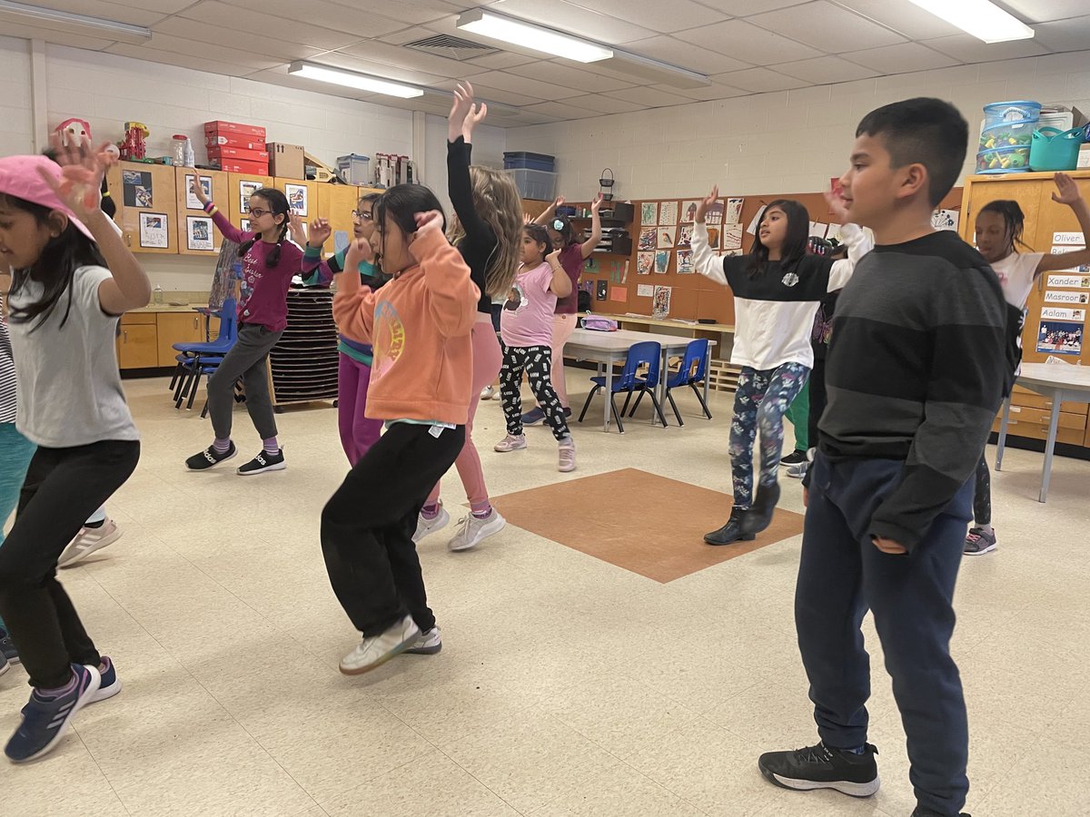 SomersetPS's tweet photo. Bhangra Dance Club Out in Full Force showing their amazing skills during Nutrition Break 😍 🎶 #SomersetFam https://t.co/18voOut0qL