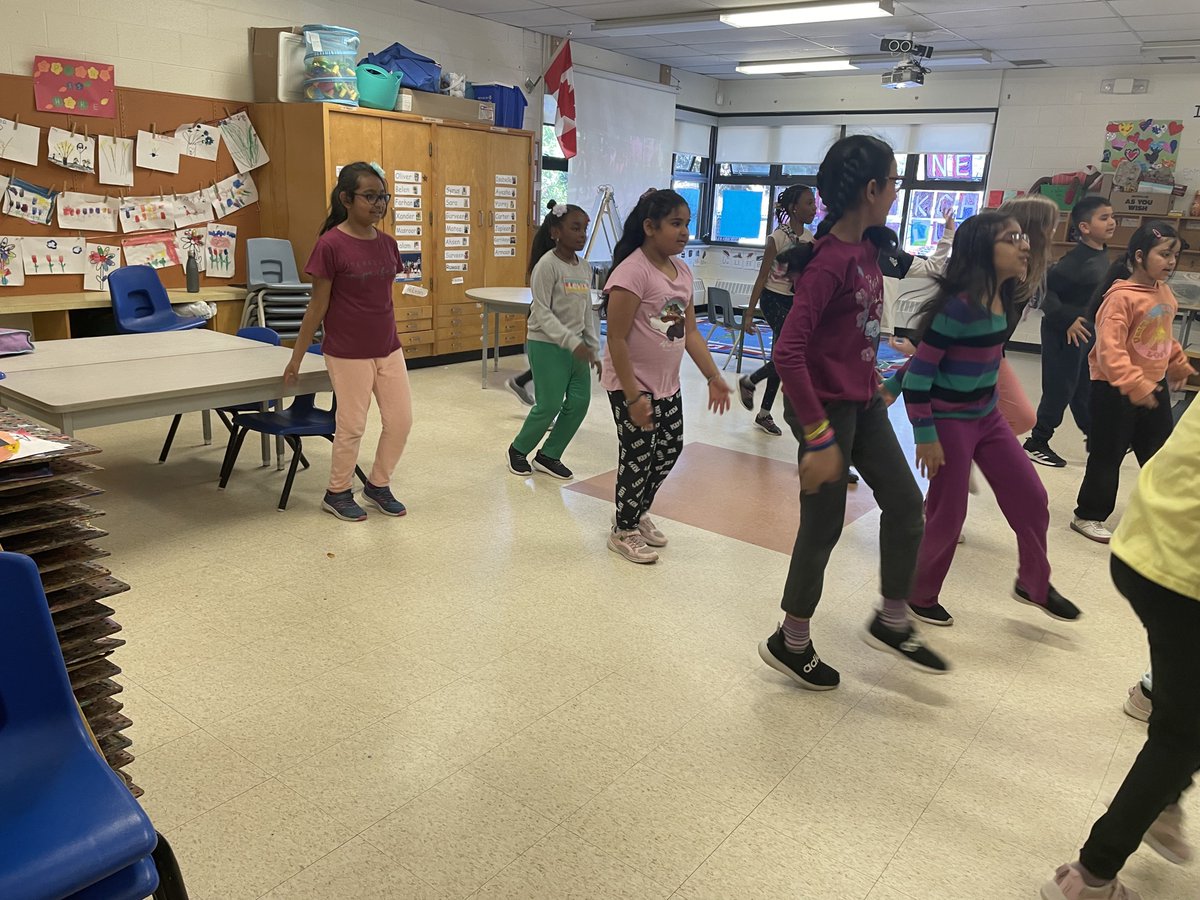 SomersetPS's tweet photo. Bhangra Dance Club Out in Full Force showing their amazing skills during Nutrition Break 😍 🎶 #SomersetFam https://t.co/18voOut0qL