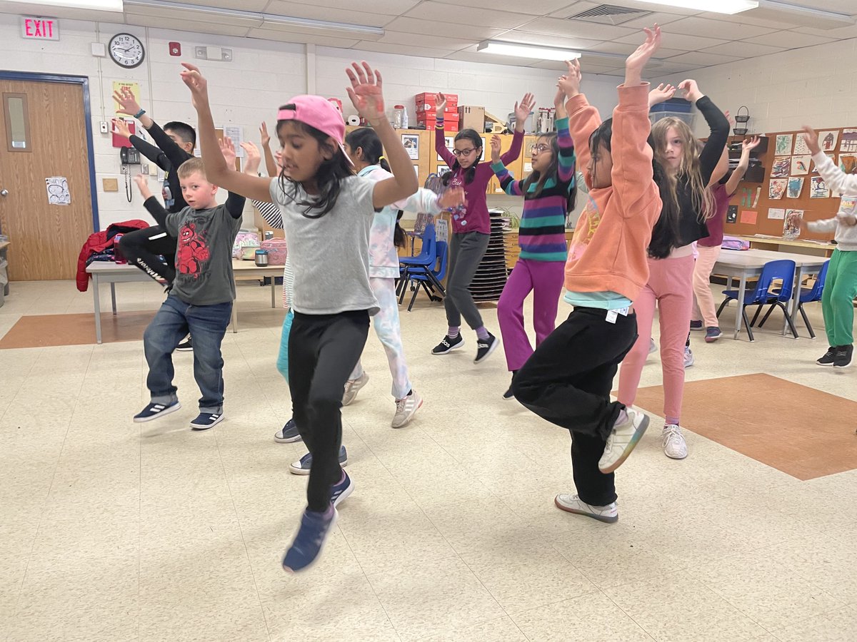 SomersetPS's tweet photo. Bhangra Dance Club Out in Full Force showing their amazing skills during Nutrition Break 😍 🎶 #SomersetFam https://t.co/18voOut0qL