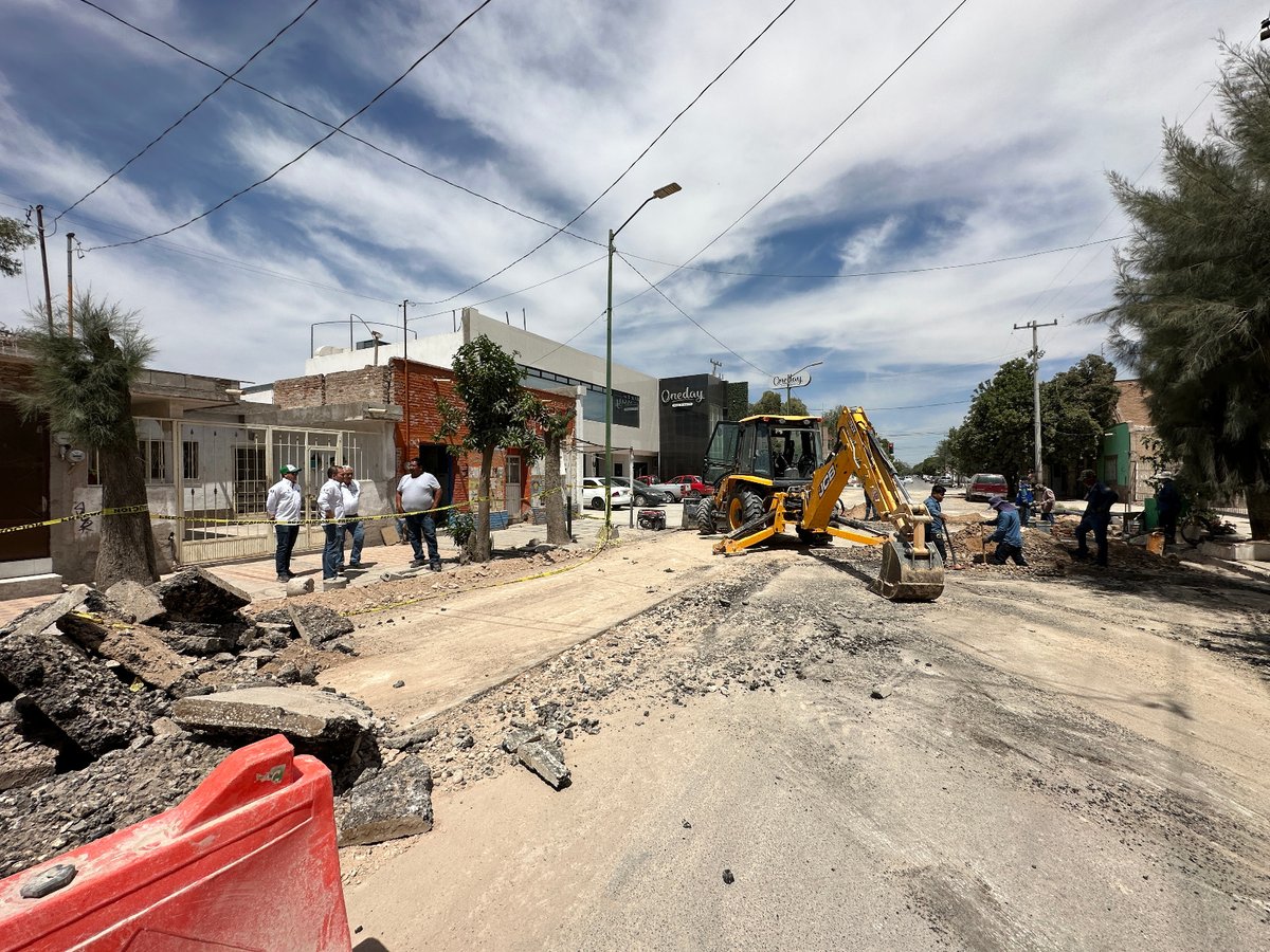 TvNorteLaguna's tweet photo. #TNL | Trabaja Sideapa para brindar un mejor servicio a los gomezpalatinos.

Continúan trabajos de mantenimiento en líneas de agua potable del municipio.

#GómezPalacio #Sideapa @LetyHerreraAle
#TvNorteLaguna https://t.co/wQ0jmVzyM3