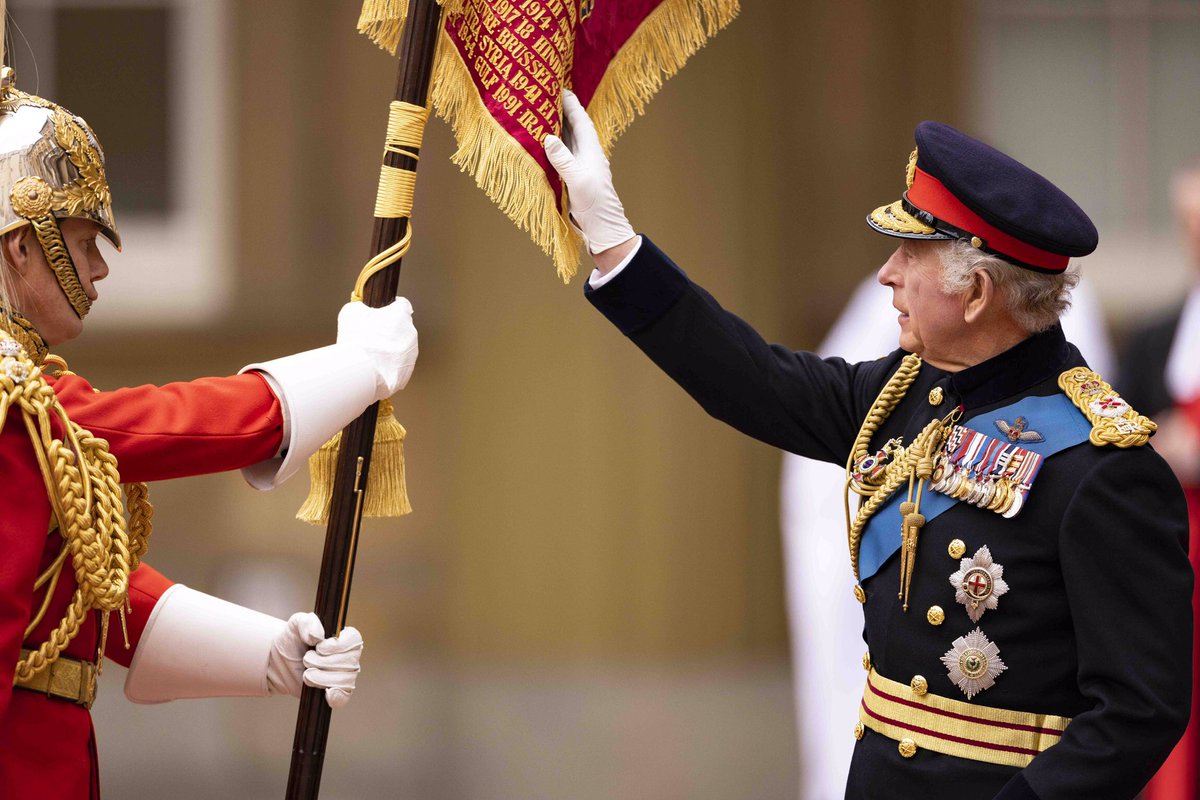 ArmyInLondon's tweet photo. His Majesty The King presented a new Standard and a new Company Colour to His oldest and most senior regiments today @HCav1660 @GrenadierGds @BritishArmy @RoyalFamily https://t.co/FPV92HyzcD https://t.co/Bg4mNNp4Z9