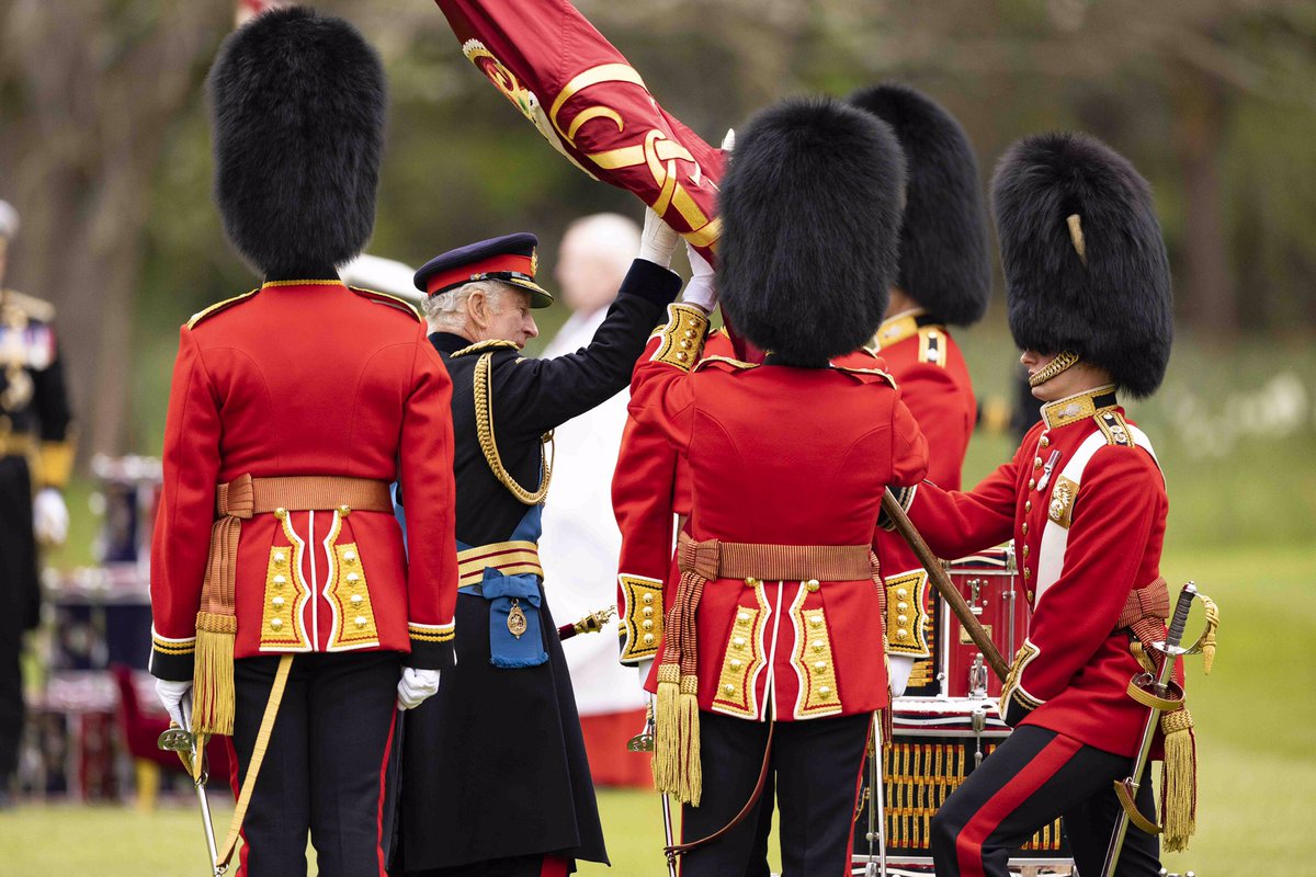 ArmyInLondon's tweet photo. His Majesty The King presented a new Standard and a new Company Colour to His oldest and most senior regiments today @HCav1660 @GrenadierGds @BritishArmy @RoyalFamily https://t.co/FPV92HyzcD https://t.co/Bg4mNNp4Z9