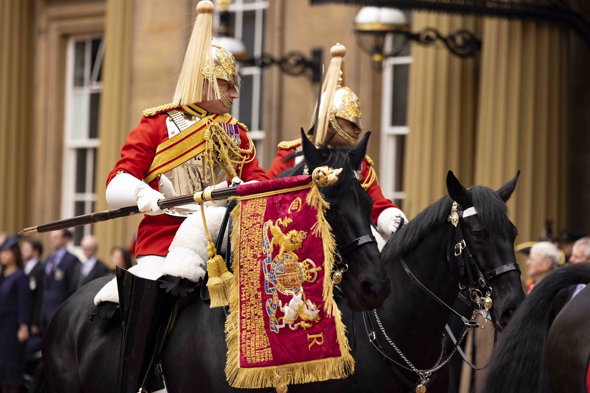 ArmyInLondon's tweet photo. His Majesty The King presented a new Standard and a new Company Colour to His oldest and most senior regiments today @HCav1660 @GrenadierGds @BritishArmy @RoyalFamily https://t.co/FPV92HyzcD https://t.co/Bg4mNNp4Z9
