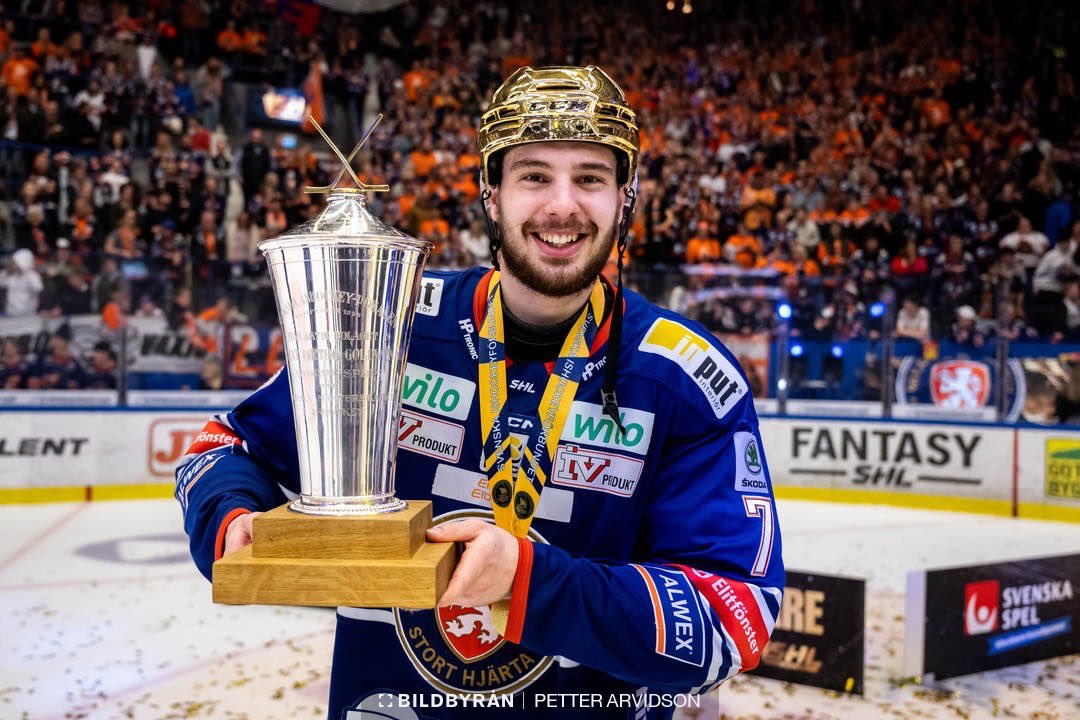 LakersLakejer's tweet photo. Stort tack för dina år i Växjö Lakers, Hardy Häman Aktell, och stort grattis till NHL-kontraktet! Vi önskar dig all lycka, och hoppas vi ses igen!  👑👑👑 🏆🏆 💙🧡 #storthjärta #smguld @hardyhaman https://t.co/k2KoiryPcY