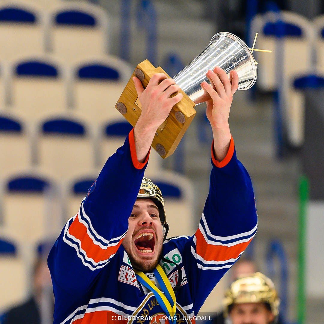 LakersLakejer's tweet photo. Stort tack för dina år i Växjö Lakers, Hardy Häman Aktell, och stort grattis till NHL-kontraktet! Vi önskar dig all lycka, och hoppas vi ses igen!  👑👑👑 🏆🏆 💙🧡 #storthjärta #smguld @hardyhaman https://t.co/k2KoiryPcY