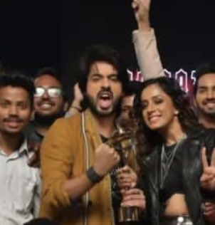 i_hifzasyed's tweet photo. Itti khushi horhi in Kay hathun may award dekh kar 😭🤩😭🤩
After 3years hmari chahatein puri hui
Thu thu thu 🧿
#FirstWinOfYhc
YHC IS ABRARGUN https://t.co/VwBKiPYfDQ