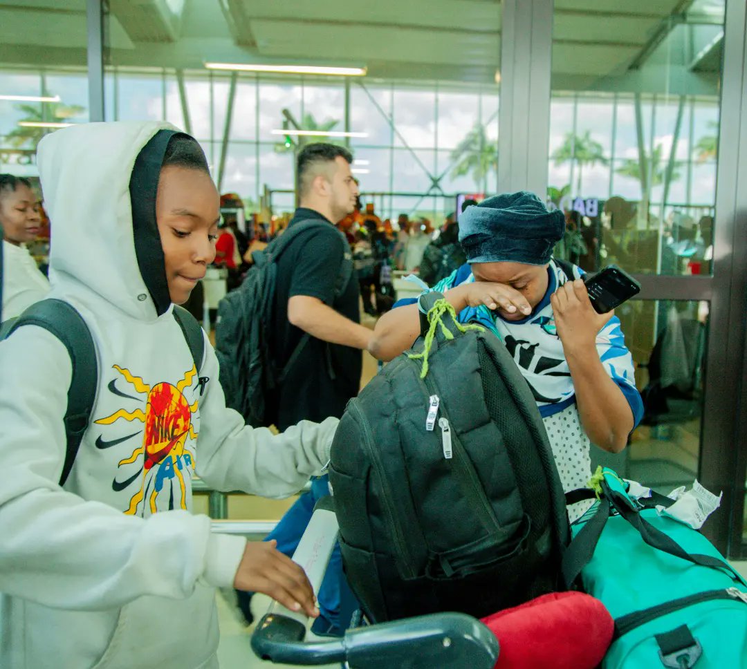 pichadunia's tweet photo. Mzazi akiwa amemkumbatia mtoto wake mara baada ya kuwasili Tanzania kutokea Nchini Sudan ambako mapigano makali yanaendelea kati ya Jeshi la nchi hiyo na askari kutoka Jeshi saidizi.

 📸 na @pichadunia https://t.co/Uba5AojbTF
