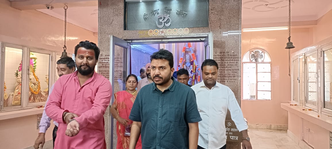 आज अपने राजेन्द्र नगर के गंगा मैया मंदिर में जाने का सौभाग्य प्राप्त हुआ 

उपस्थित श्रद्धालुओं के साथ मिलकर गंगा मैया की पूजा की और गंगा मैया से देश में और खुशहाली लाने की कामना की 

पूजा अर्चना के उपरांत भक्तगणों के साथ प्रसाद ग्रहण किया