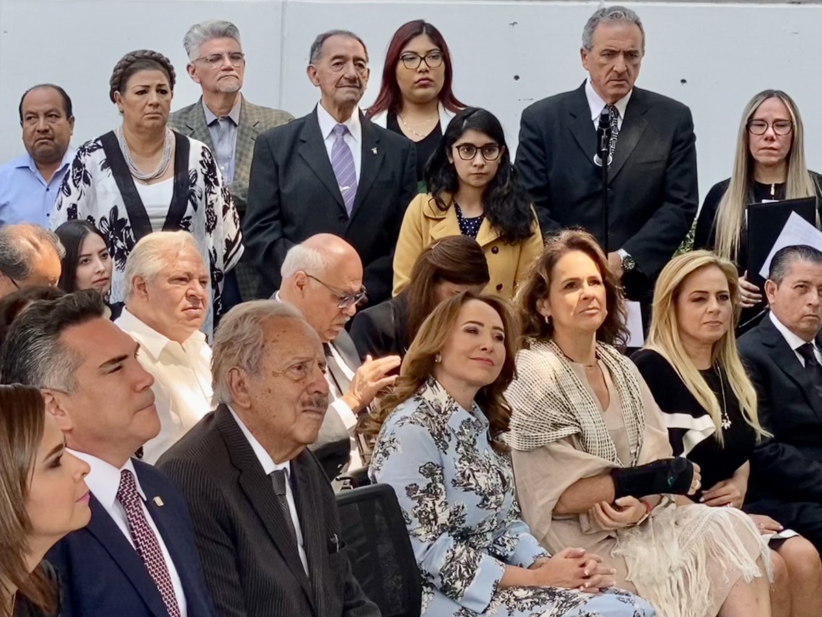 sofiacarvajali's tweet image. Presente en la Guardia de Honor por el 4° Aniv. Luctuoso de María de los Ángeles Moreno, primera #mujer #priista en presidir el @PRI_Nacional y precursora de la #COPPPAL Mujeres. Su legado sigue vigente en nuestro partido junto con su vocación de servicio y amor por #México.