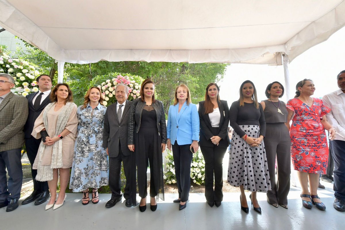 sofiacarvajali's tweet image. Presente en la Guardia de Honor por el 4° Aniv. Luctuoso de María de los Ángeles Moreno, primera #mujer #priista en presidir el @PRI_Nacional y precursora de la #COPPPAL Mujeres. Su legado sigue vigente en nuestro partido junto con su vocación de servicio y amor por #México.