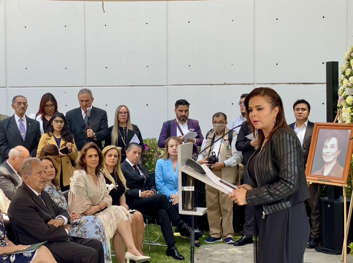 sofiacarvajali's tweet image. Presente en la Guardia de Honor por el 4° Aniv. Luctuoso de María de los Ángeles Moreno, primera #mujer #priista en presidir el @PRI_Nacional y precursora de la #COPPPAL Mujeres. Su legado sigue vigente en nuestro partido junto con su vocación de servicio y amor por #México.