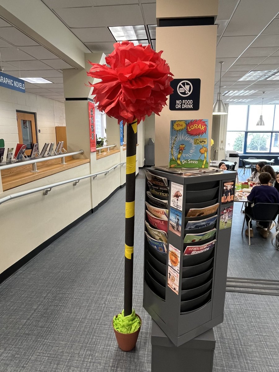 IHHSLibrary's tweet image. Happy late #EarthDay and #TakeYourChildToWorkDay any IHHS! Our young visitors made origami bookmarks.