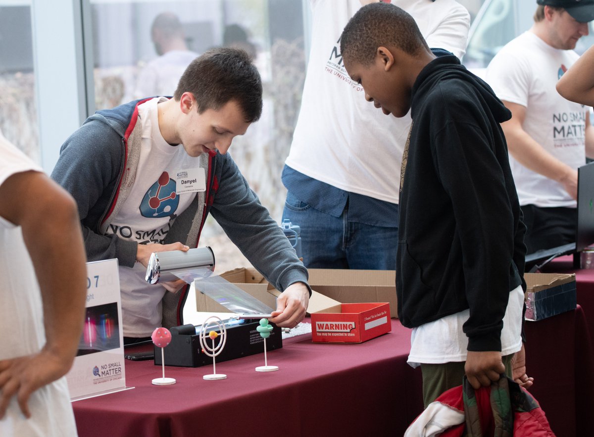 UChiEngagement's tweet image. 150 middle schoolers from Wadsworth, Bret Harte, Ray, and UChicago Charter–Woodlawn visited UChicago’s campus last week for @UChicagoPME's No Small Matter fair! Students explored scientific concepts through hands-on demonstrations led by graduate students: bit.ly/3oOojWE