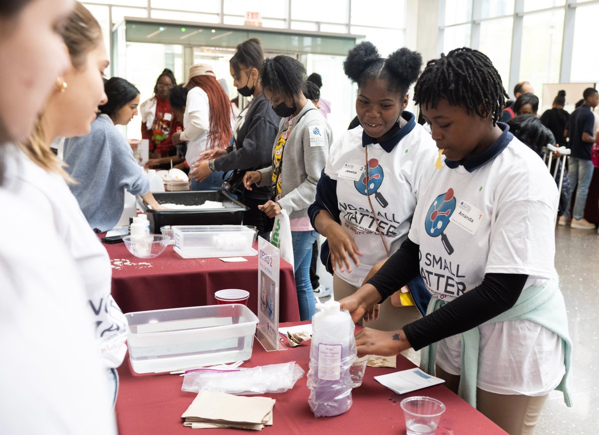 UChiEngagement's tweet image. 150 middle schoolers from Wadsworth, Bret Harte, Ray, and UChicago Charter–Woodlawn visited UChicago’s campus last week for @UChicagoPME's No Small Matter fair! Students explored scientific concepts through hands-on demonstrations led by graduate students: bit.ly/3oOojWE