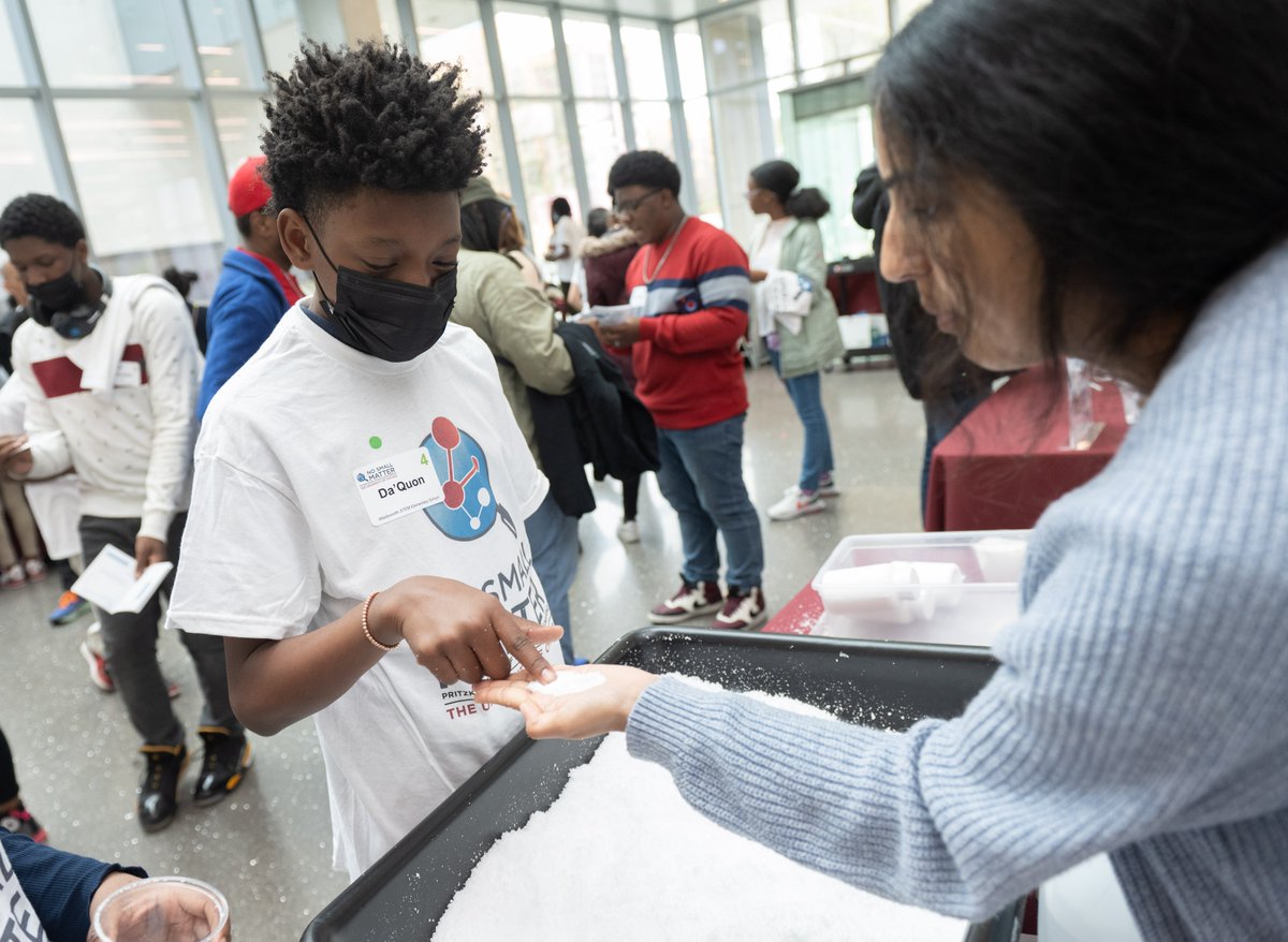 UChiEngagement's tweet image. 150 middle schoolers from Wadsworth, Bret Harte, Ray, and UChicago Charter–Woodlawn visited UChicago’s campus last week for @UChicagoPME's No Small Matter fair! Students explored scientific concepts through hands-on demonstrations led by graduate students: bit.ly/3oOojWE