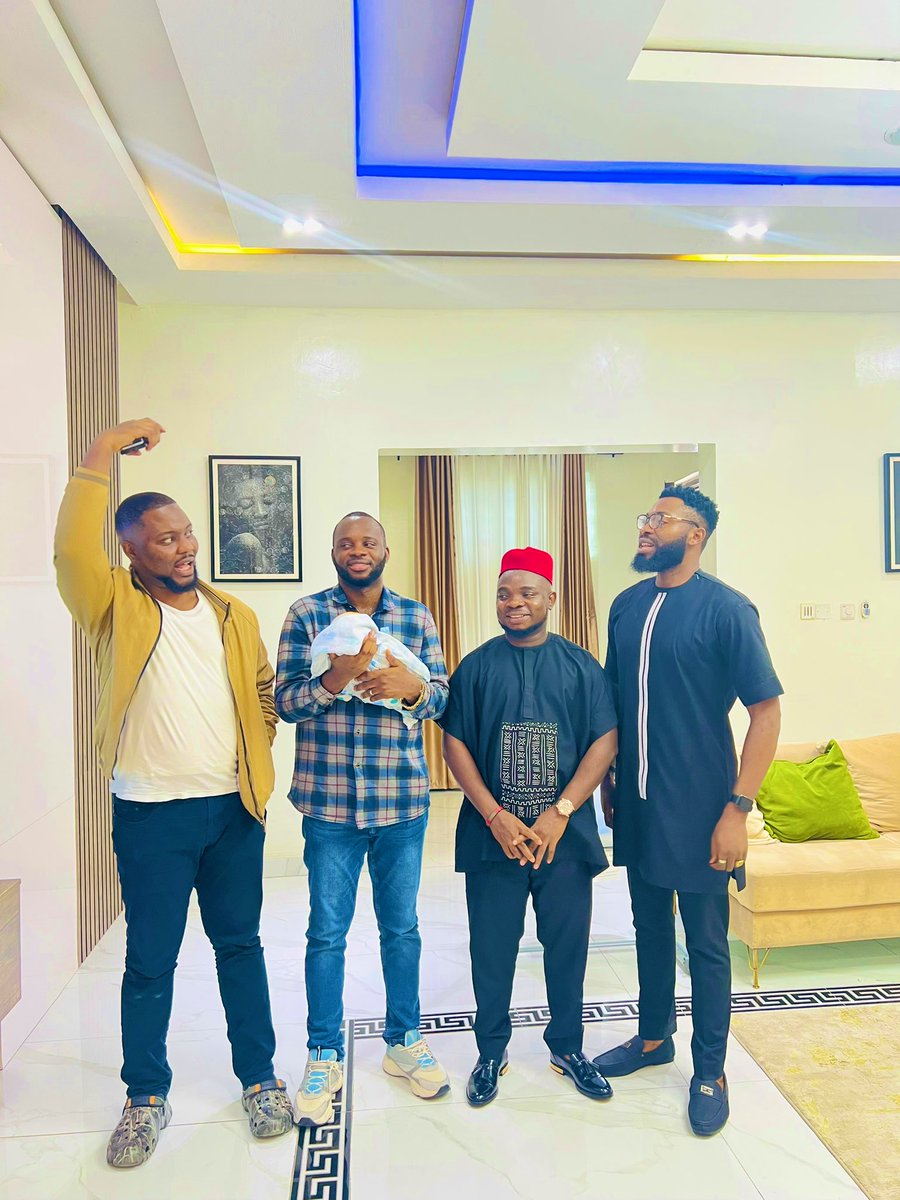 iamchrisani's tweet photo. Had the pleasure of hosting some of my friends who came around to see Baby Ani with some wonderful seeet gifts l. Thanks for coming around guys , my family and I are truly grateful  @nwabishop ,@connectwithtola @iwuno_obinna 

#ChrisAni https://t.co/5Uqq5t0Kxc