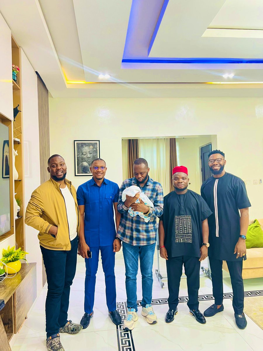 iamchrisani's tweet photo. Had the pleasure of hosting some of my friends who came around to see Baby Ani with some wonderful seeet gifts l. Thanks for coming around guys , my family and I are truly grateful  @nwabishop ,@connectwithtola @iwuno_obinna 

#ChrisAni https://t.co/5Uqq5t0Kxc