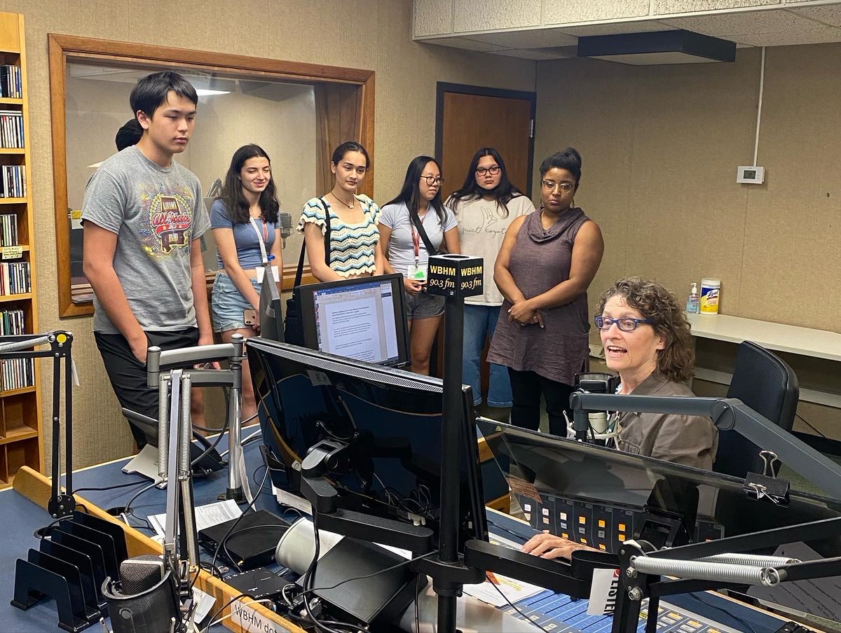 AlaSPA's tweet image. MJW's 2022 staff visiting the Gulf States Newsroom, the University of Alabama's Digital Media Center, and Southern Living! 

Applications to be on the MJW 2023 staff are due Monday, May 1. 

alabamascholasticpress.com/mjp-1