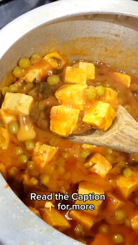 FoodSheikhers's tweet photo. My #mummykehaathka Matar Paneer (Peas and Cottage Cheese) is the YUMMIEST I have ever had!
This is how she makes it and it’s the only way I like mine! 🤩

Try it for yourself and let me know if you like it too! ♥ 

I used these Ingredients:
•3-4 tomatoes
•1 inch ginger
•1 … https://t.co/wGhYL0SW5K