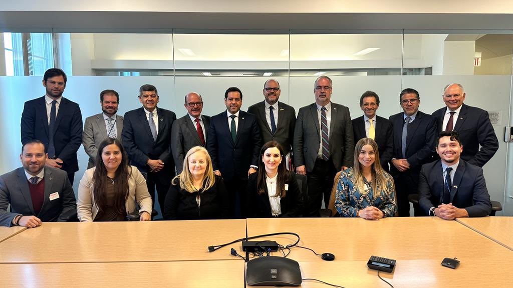 Virginia_Olalde's tweet photo. Esta semana estuvimos en Washington DC como parte de la delegación mexicana de @CONCAMIN @Anpact @abugaberjose @melizaldel Sostuvimos reuniones con actores relevantes para la relación de la región #TMEC entre ellos autoridades #USDOC #USDOL #STATE #SBA, Congresistas líderes como @RepCuellar Aliados como @ShopFloorNAM @USHCC @USChamber #ThinkTanks como @MexicoInstitute @BrookingsInst y por supuesto con el Embajador Esteban Moctezuma. Dialogamos sobre la importancia del #USMCA entre otros temas claves para la competitividad de la región de #NorteAmérica 🇲🇽🇺🇸🇨🇦🚛🚌