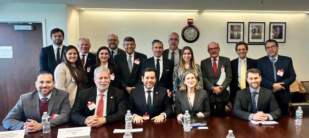 Virginia_Olalde's tweet photo. Esta semana estuvimos en Washington DC como parte de la delegación mexicana de @CONCAMIN @Anpact @abugaberjose @melizaldel Sostuvimos reuniones con actores relevantes para la relación de la región #TMEC entre ellos autoridades #USDOC #USDOL #STATE #SBA, Congresistas líderes como @RepCuellar Aliados como @ShopFloorNAM @USHCC @USChamber #ThinkTanks como @MexicoInstitute @BrookingsInst y por supuesto con el Embajador Esteban Moctezuma. Dialogamos sobre la importancia del #USMCA entre otros temas claves para la competitividad de la región de #NorteAmérica 🇲🇽🇺🇸🇨🇦🚛🚌