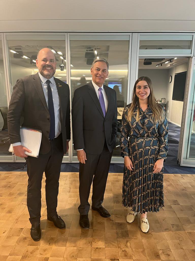 Virginia_Olalde's tweet photo. Esta semana estuvimos en Washington DC como parte de la delegación mexicana de @CONCAMIN @Anpact @abugaberjose @melizaldel Sostuvimos reuniones con actores relevantes para la relación de la región #TMEC entre ellos autoridades #USDOC #USDOL #STATE #SBA, Congresistas líderes como @RepCuellar Aliados como @ShopFloorNAM @USHCC @USChamber #ThinkTanks como @MexicoInstitute @BrookingsInst y por supuesto con el Embajador Esteban Moctezuma. Dialogamos sobre la importancia del #USMCA entre otros temas claves para la competitividad de la región de #NorteAmérica 🇲🇽🇺🇸🇨🇦🚛🚌