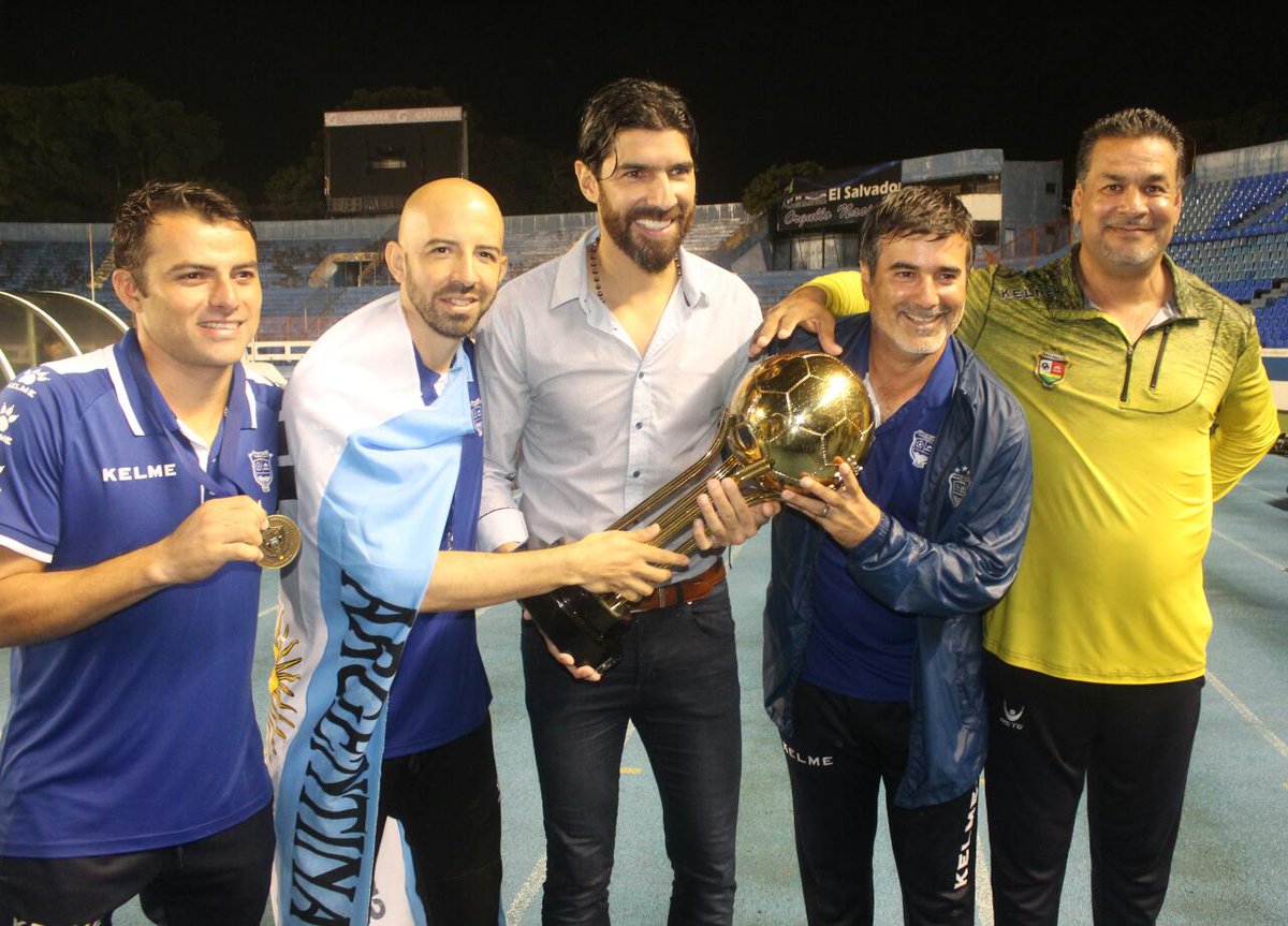 santateclafc's tweet photo. Y fue un gran inicio como DT 🏆 https://t.co/6QhrGgS3m2