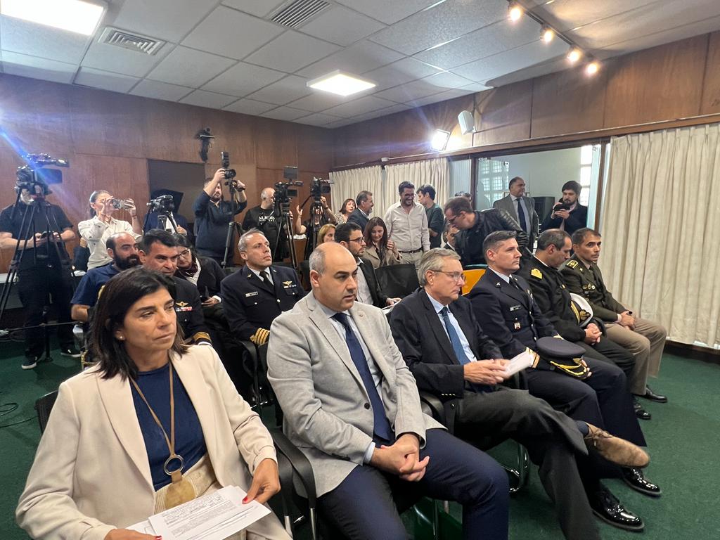 MGAPUruguay's tweet photo. Acompañan:
Carlos Faroppa, director Forestal
Sebastian Pintos, vicepresidente del @MeteorologiaUy
Lucía Basso, presidenta de @spforestales
Oficiales del @EjercitoUy, de la @Armada_Uruguay y de la @Fuerza_aerea_uy
Juan Chalkinig, vicepresidente de #ANEPA https://t.co/VXKlIbsSWg