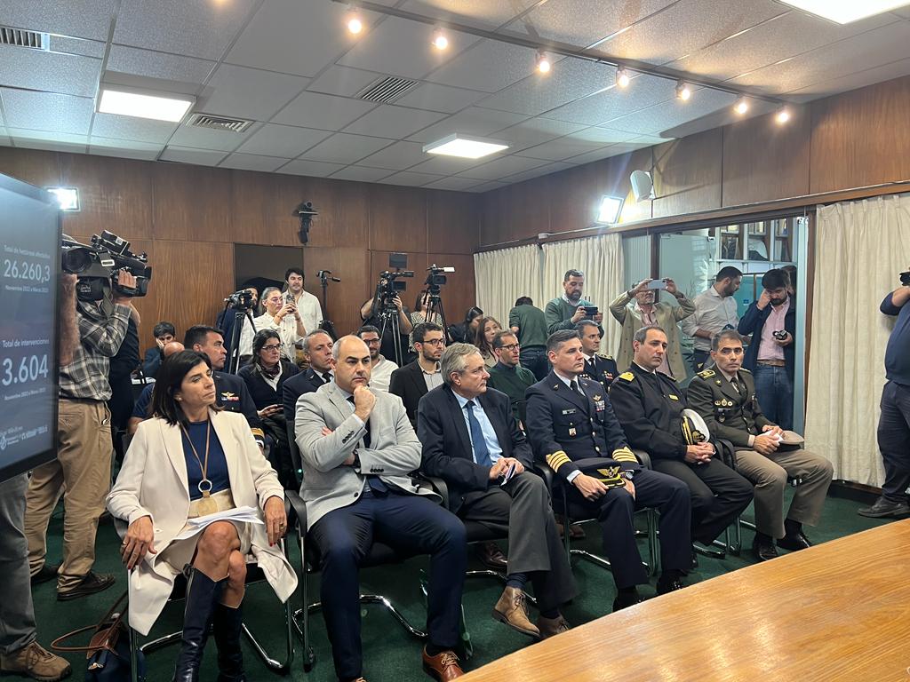 MGAPUruguay's tweet photo. Acompañan:
Carlos Faroppa, director Forestal
Sebastian Pintos, vicepresidente del @MeteorologiaUy
Lucía Basso, presidenta de @spforestales
Oficiales del @EjercitoUy, de la @Armada_Uruguay y de la @Fuerza_aerea_uy
Juan Chalkinig, vicepresidente de #ANEPA https://t.co/VXKlIbsSWg