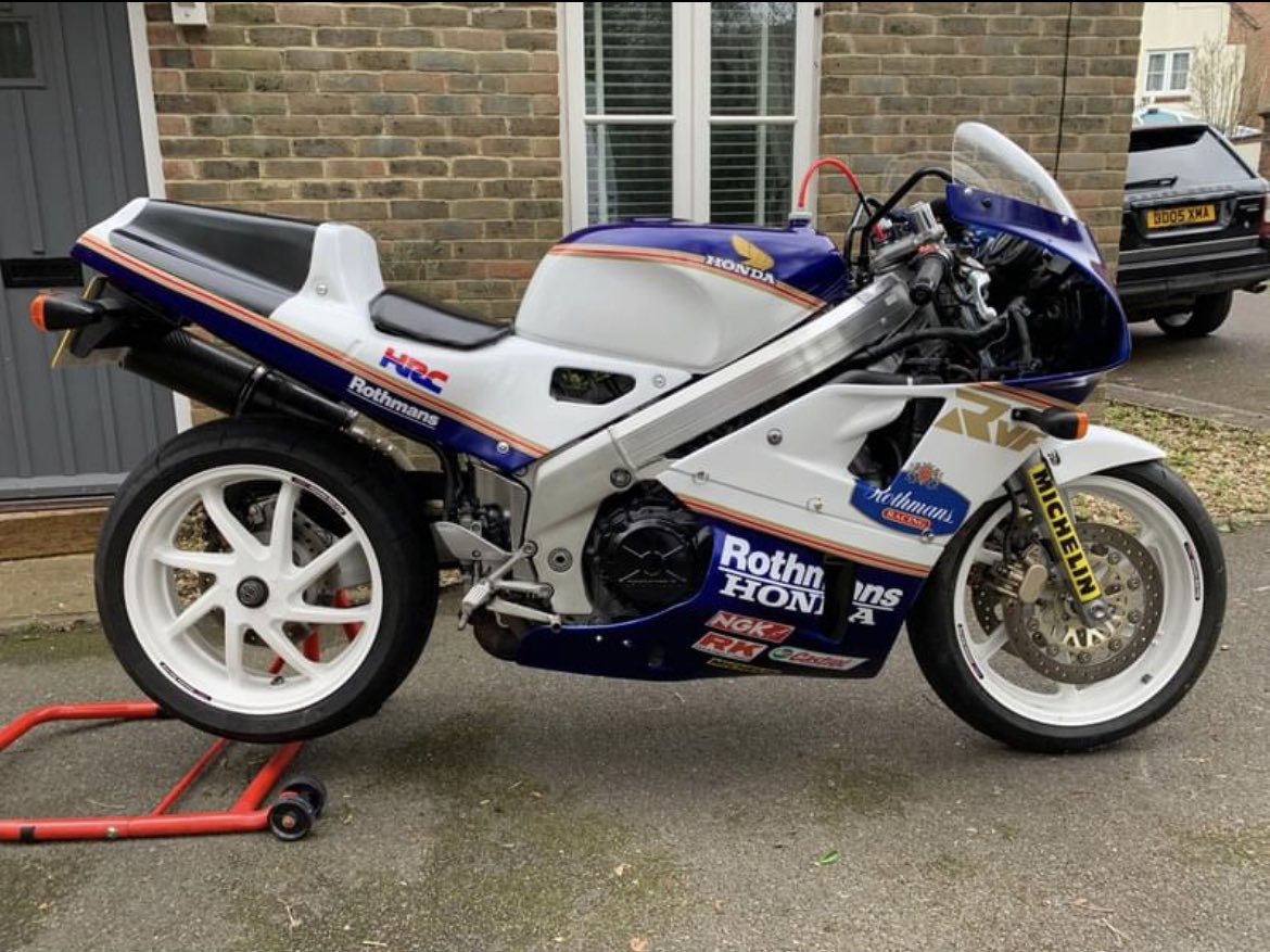 mototingle's tweet image. When you take an #RC36 and try to copy a #RC30 

You can put as many RC30 parts as possible on 90s RC36, but at end of day, you'll still have hybrid mutt bike that's is neither RC36 nor RC30

It’s not a perfect copy #spotthedifference

£5,000 Your thoughts..?