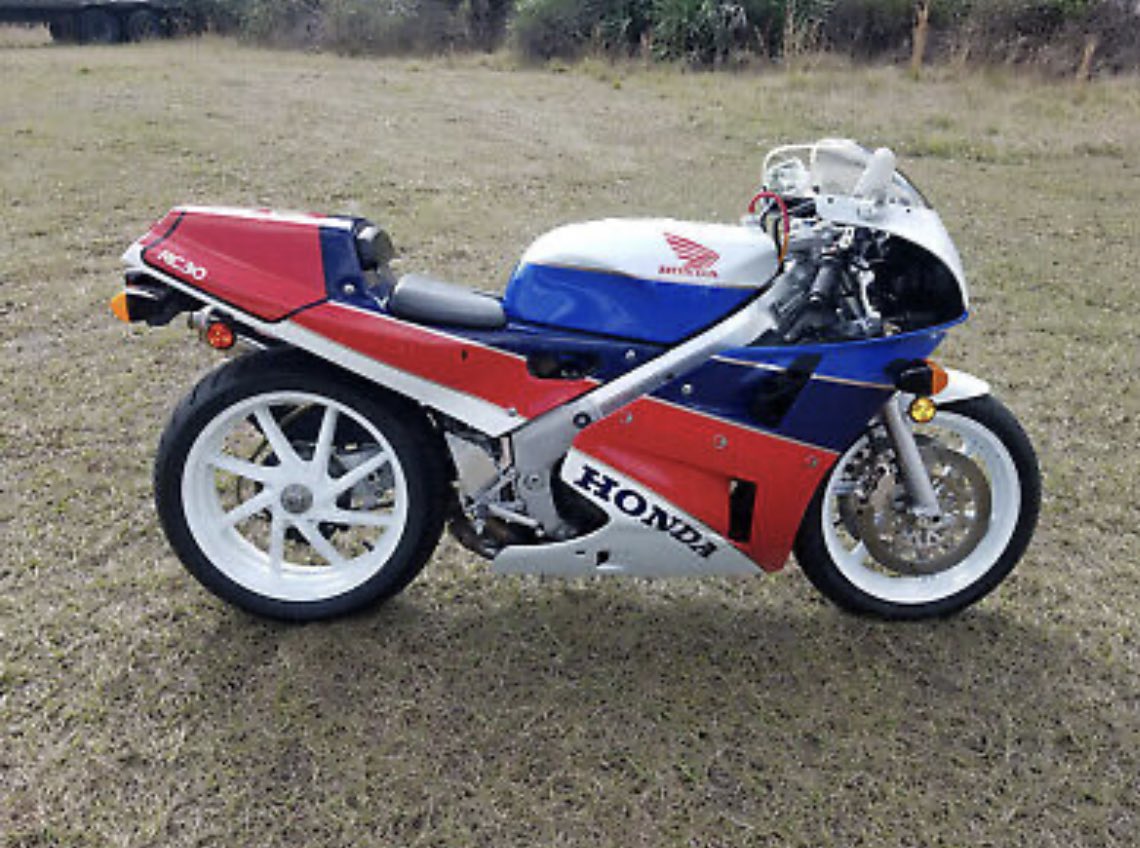 mototingle's tweet image. When you take an #RC36 and try to copy a #RC30 

You can put as many RC30 parts as possible on 90s RC36, but at end of day, you'll still have hybrid mutt bike that's is neither RC36 nor RC30

It’s not a perfect copy #spotthedifference

£5,000 Your thoughts..?