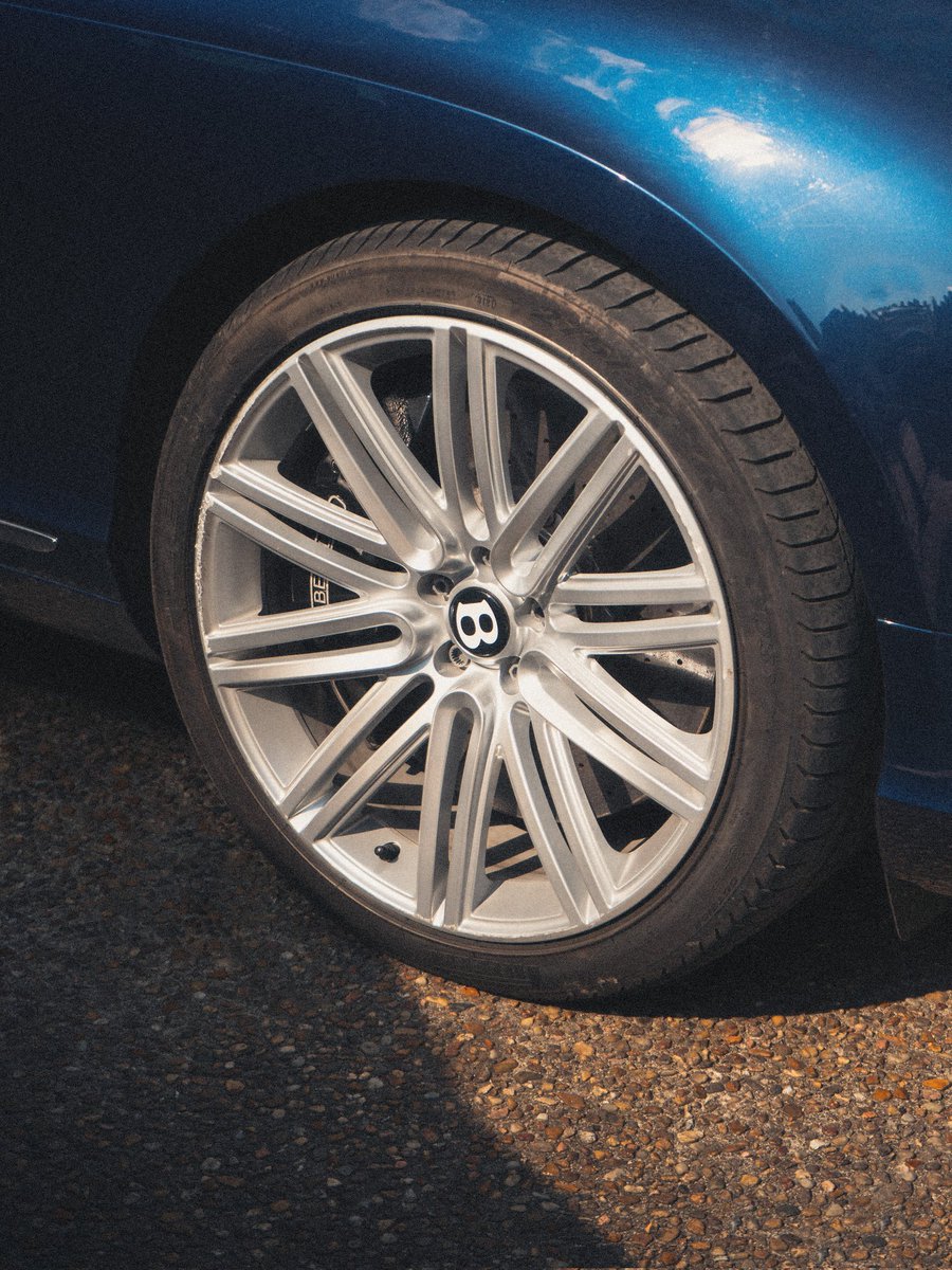 AdrienGQT's tweet photo. Bentley Continental GT! On drop quelques photos... https://t.co/pGQti8mVd0