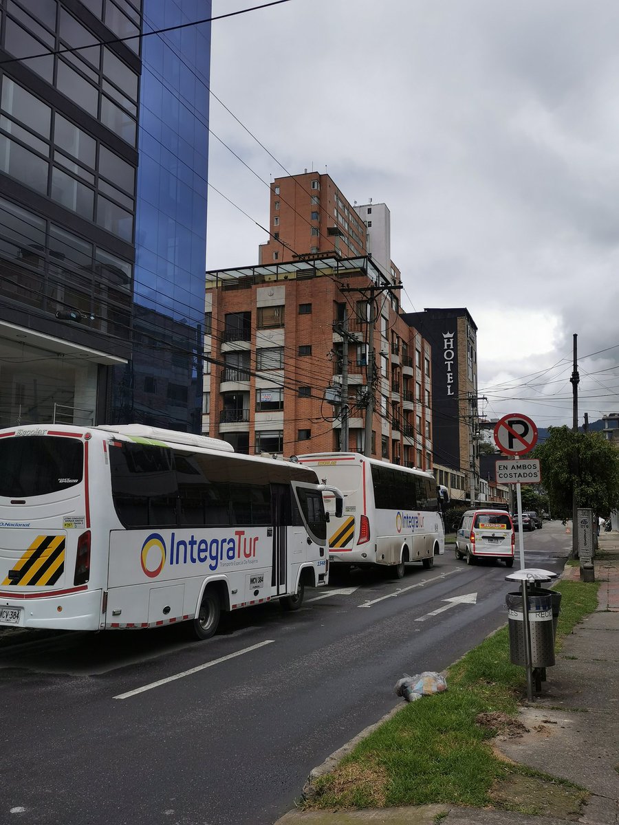 malparquea2_'s tweet photo. @TransitoBta
@SectorMovilidad
@Bogota
@teusaquillo13

La empresa Integratur tiene el barrio de Quinta Paredes convertido en su parqueadero.

No hay derecho con la comunidad https://t.co/MzCDqB8wcr