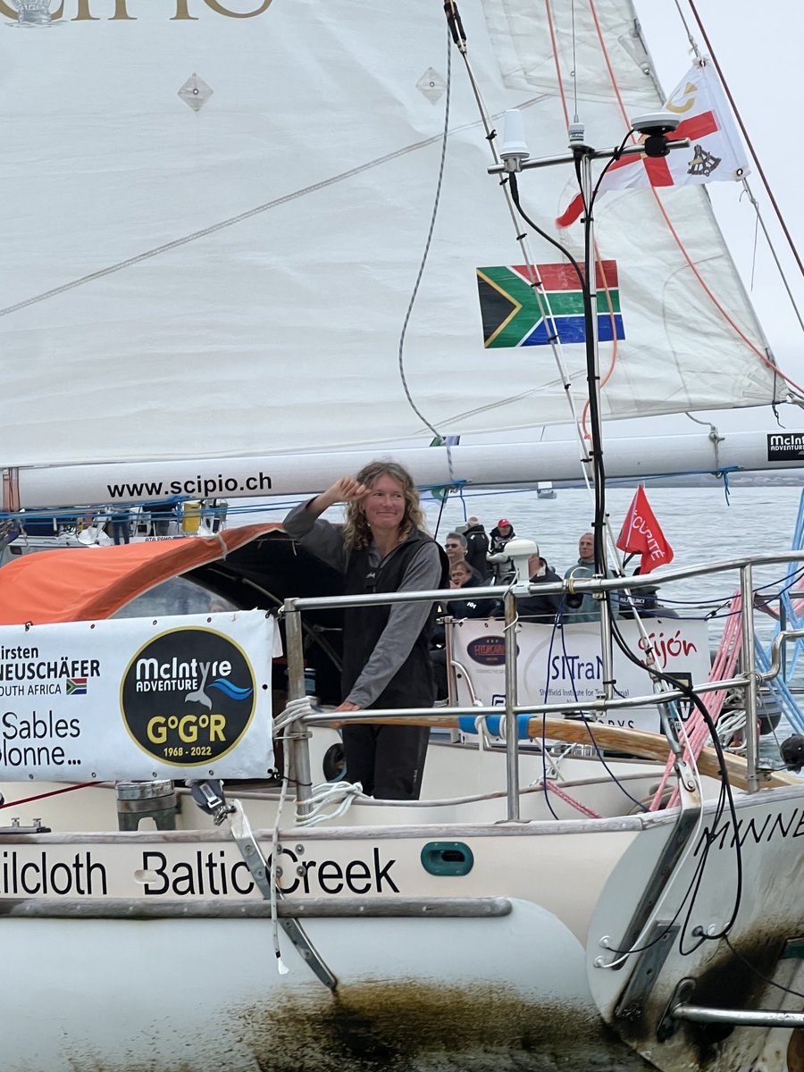 CathChabaud's tweet photo. Dans moins d’un mille la sud-africaine il Kirsten Neuschafer sera la première femme à gagner un tour du monde en solitaire et sans escale. Grande admiration ! Le jour de la Liberté pour l’Afrique du Sud 👏🌊 https://t.co/S0i7MvGD0A