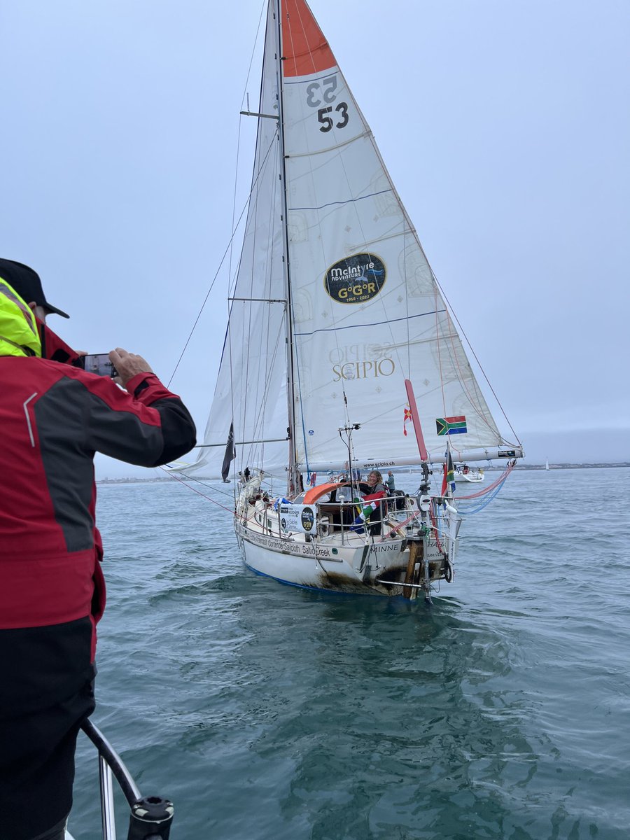 CathChabaud's tweet photo. Dans moins d’un mille la sud-africaine il Kirsten Neuschafer sera la première femme à gagner un tour du monde en solitaire et sans escale. Grande admiration ! Le jour de la Liberté pour l’Afrique du Sud 👏🌊 https://t.co/S0i7MvGD0A