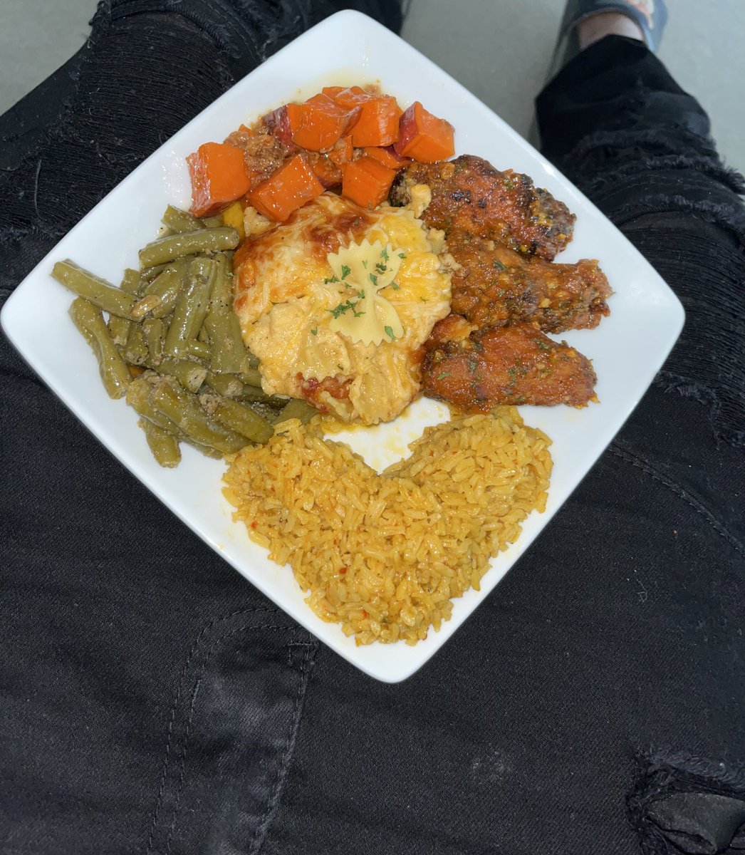 DatHoeDea's tweet image. What’s your love language 🥰