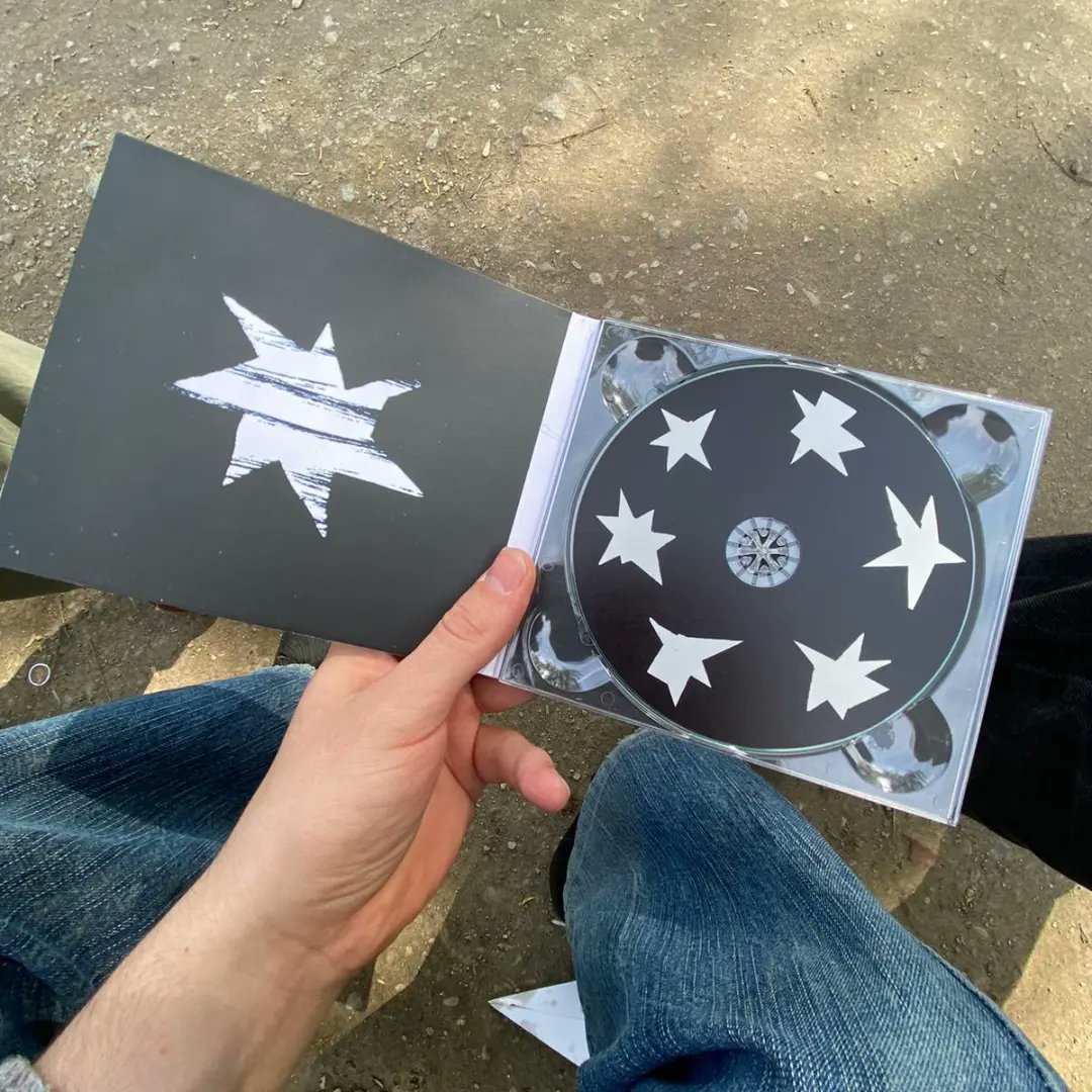 jackspar_ncs's tweet photo. LES CDS SONT DISPO !!! 
SUFFIT DE MENVOYER UN DM ET JE VOUS EN RESERVE 1 ON SARRANGE POUR LENVOI OU LA RECEPTION EN VRAIS SI VOUS ETES DE BXL
10EUROS https://t.co/SFoYlbOxXk