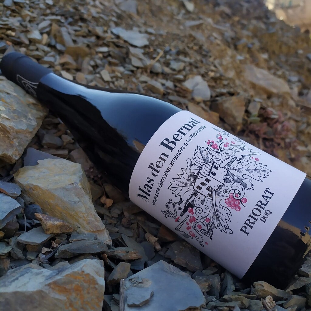 #MASDENBERNAT 🍷

Ya tenemos la nueva añada 2022 de este fantástico DOQ Priorat 🍷 Mas d’en bernat es un vino muy fresco y con mucha fruta. Golosidad en estado puro. 

Un vino ideal para tomar una copa a media tarde o acompañar una buena tabla de queso… instagr.am/p/CrjIJ8oNk10/
