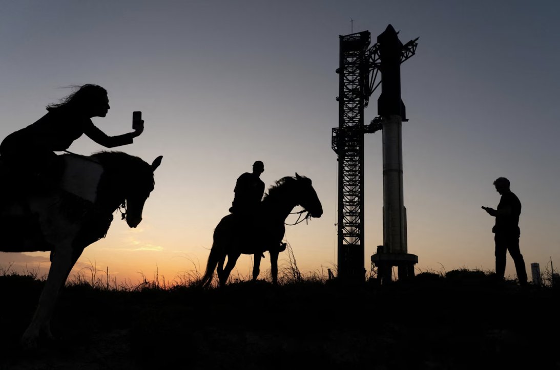 sundaylongread's tweet photo. Waiting for the warm colors of the sun to hit the horizon to shoot a golden-hour photo isn’t rocket science, but freelance photographer Go Nakamura elevated the anticipatory drama of SpaceX Starship’s inaugural test flight with his wondrous Texas horseback scene. #SundayStill https://t.co/HUVhZexQgp