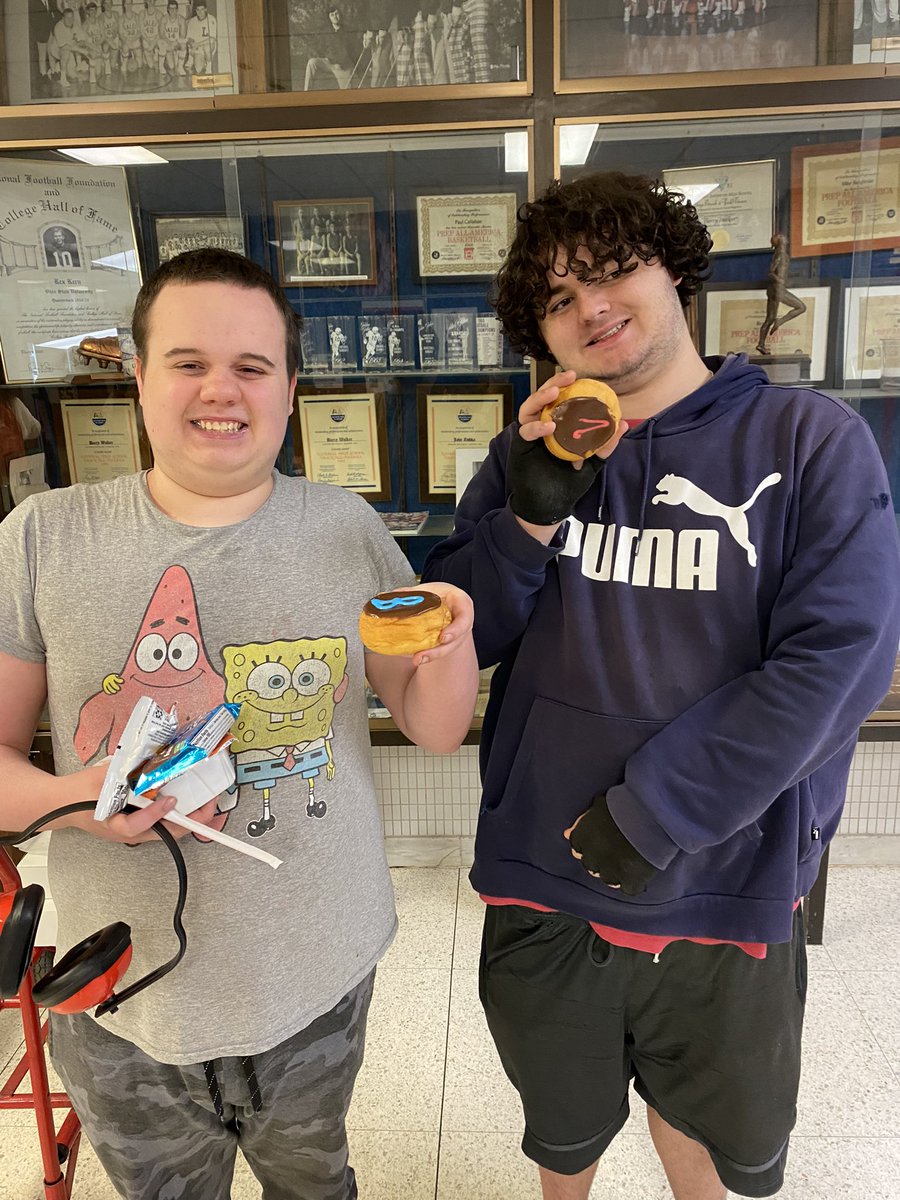 LHSMDClassroom's tweet photo. Our Seniors getting ready for Prom this weekend and signing their Prom Promise! #PromPromise https://t.co/2vaYSItquU