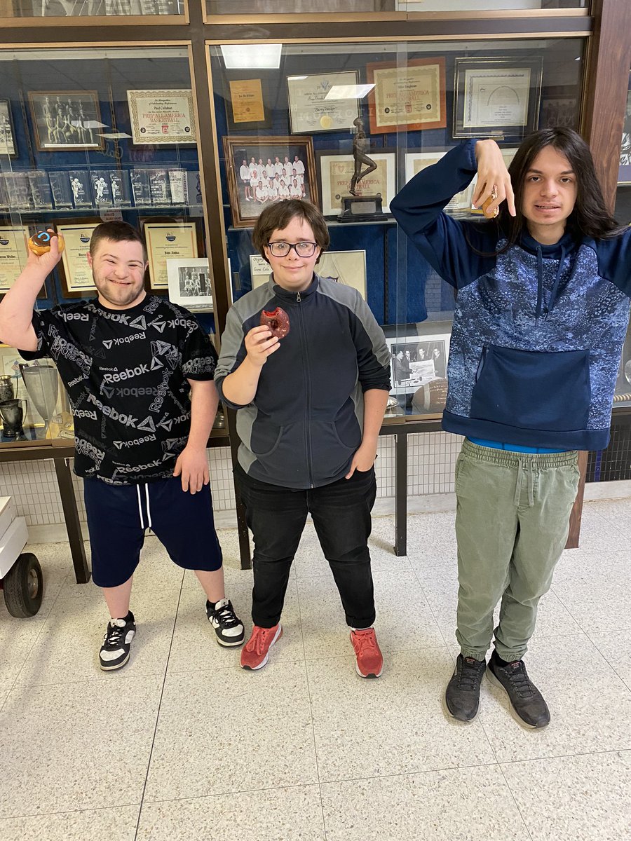 LHSMDClassroom's tweet photo. Our Seniors getting ready for Prom this weekend and signing their Prom Promise! #PromPromise https://t.co/2vaYSItquU