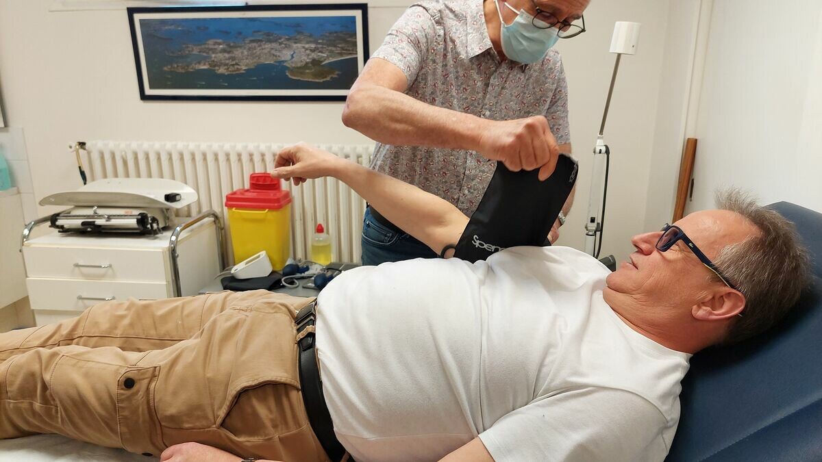leparisien_78's tweet photo. Les 8 médecins généralistes des Clayes-sous-Bois ayant plus de 60 ans, la mairie doit parer à l’urgence
➡️ https://t.co/X3nHjpOkTe https://t.co/LtzFxwL5fV