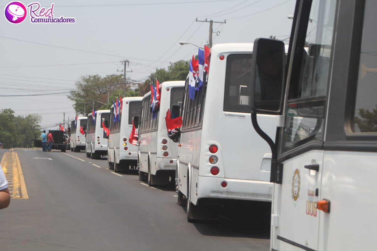 abelalexanderl2's tweet photo. Militancia Sandinista de León recibe con alegria la 2da flota de buses proveniente de la Hrna. Republica de #Rusia que va rumbo a Managua 🚌🚌🛣

#LeonRevolucion #Nicaragua #PLOMO19 @CarlosEmilioDH @BERINGESQUIVEL @NicaSoberana @DrSuazo915 @tincho210 @MarthaLorenaGu7 @jguevaraNic https://t.co/GRalLw3j0g