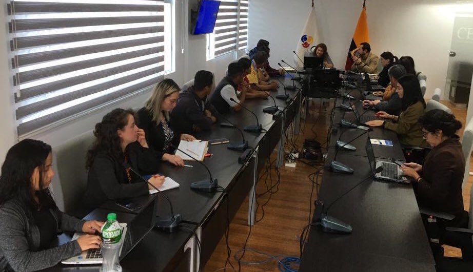 ces_ec's tweet photo. 🔀 | Por encargo del Pleno del CES, Ángela Calderón y Paúl Medina, consejeros académicos, y Natalia Castillo, delegada de @EduSuperiorEc, se reúnen con representantes de la nacionalidad Chachi, con el objetivo de conocer el desarrollo de actividades académicas en su comunidad. https://t.co/mfJyvP58kV