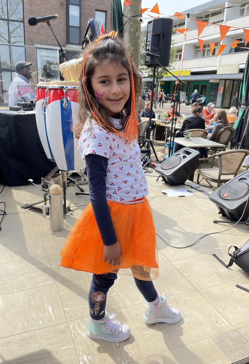LaPopeSZ's tweet photo. Celebración del día del Rey, día de fiesta en Holanda 🇳🇱 #koningsdag #partymode #wassenaar #netherlands #orangemode #dutchcelebration #dutchstyle #mylittledutchgirl https://t.co/BcZtInHptI
