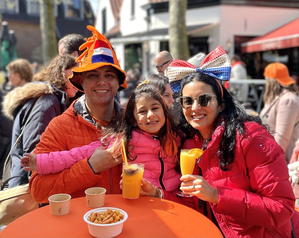 LaPopeSZ's tweet photo. Celebración del día del Rey, día de fiesta en Holanda 🇳🇱 #koningsdag #partymode #wassenaar #netherlands #orangemode #dutchcelebration #dutchstyle #mylittledutchgirl https://t.co/BcZtInHptI